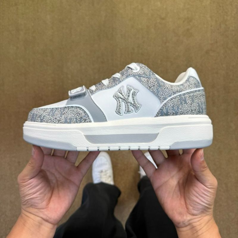 MLB Mega Chunky Strap New York Yankees White Grey Cracked Pattern Sneakers