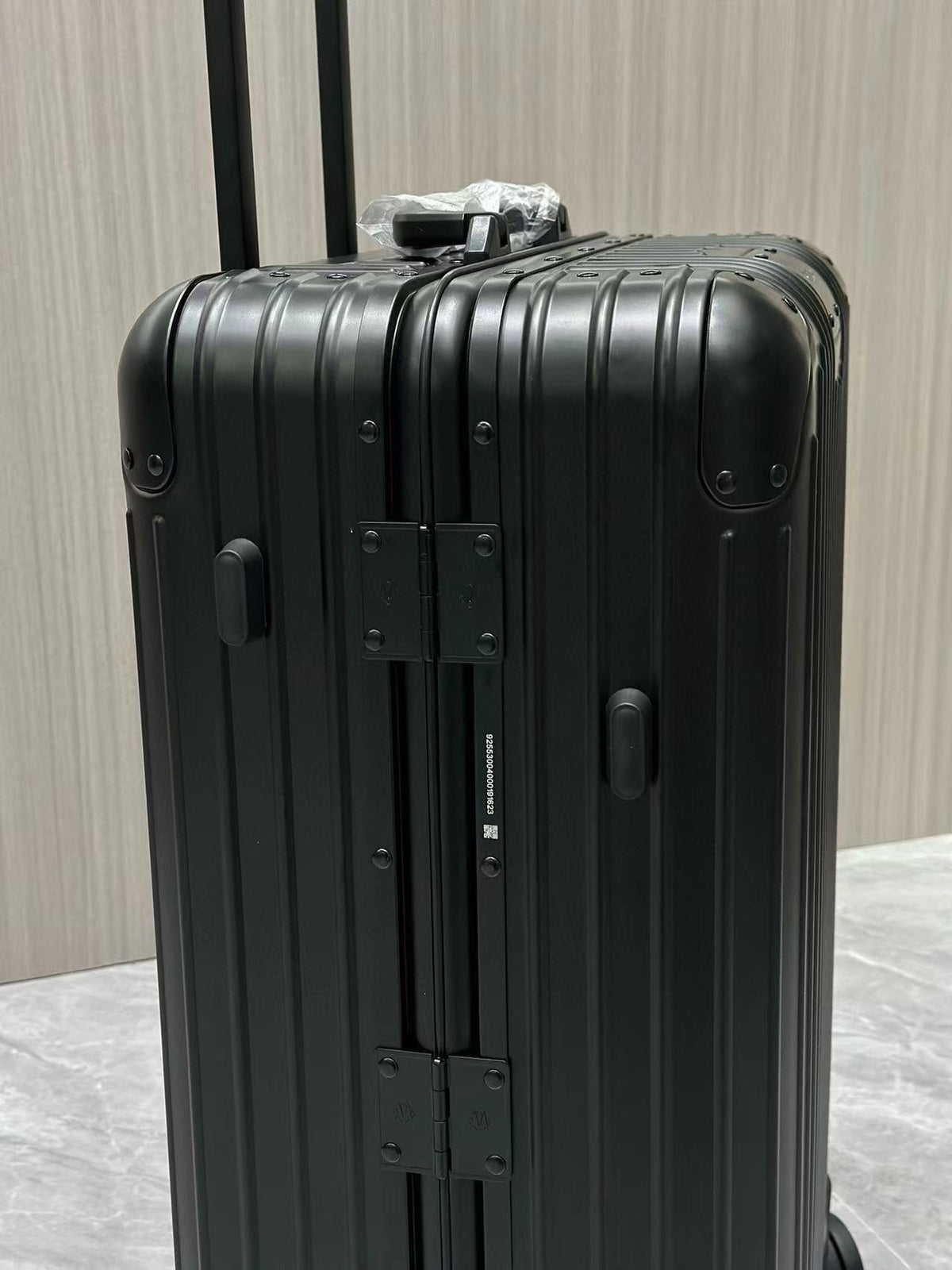 Sleek Matte Black Hardshell Spinner Suitcase for Travel