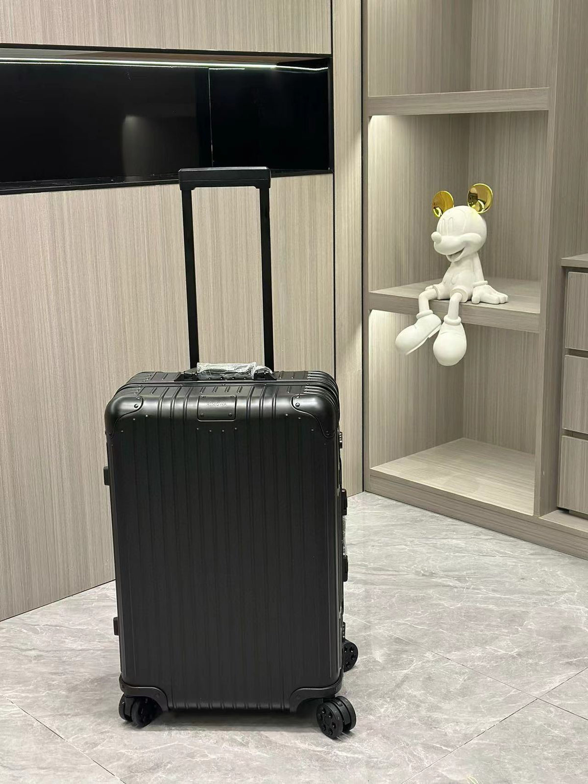Sleek Matte Black Hardshell Spinner Suitcase for Travel